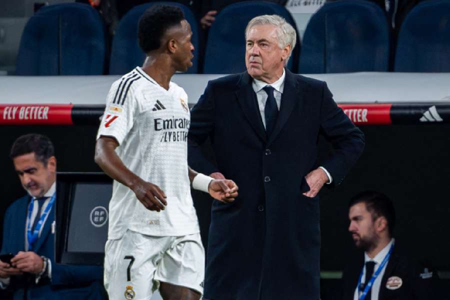 Vinícius Júnior conversa com o técnico Carlo Ancelotti durante partida de LaLiga