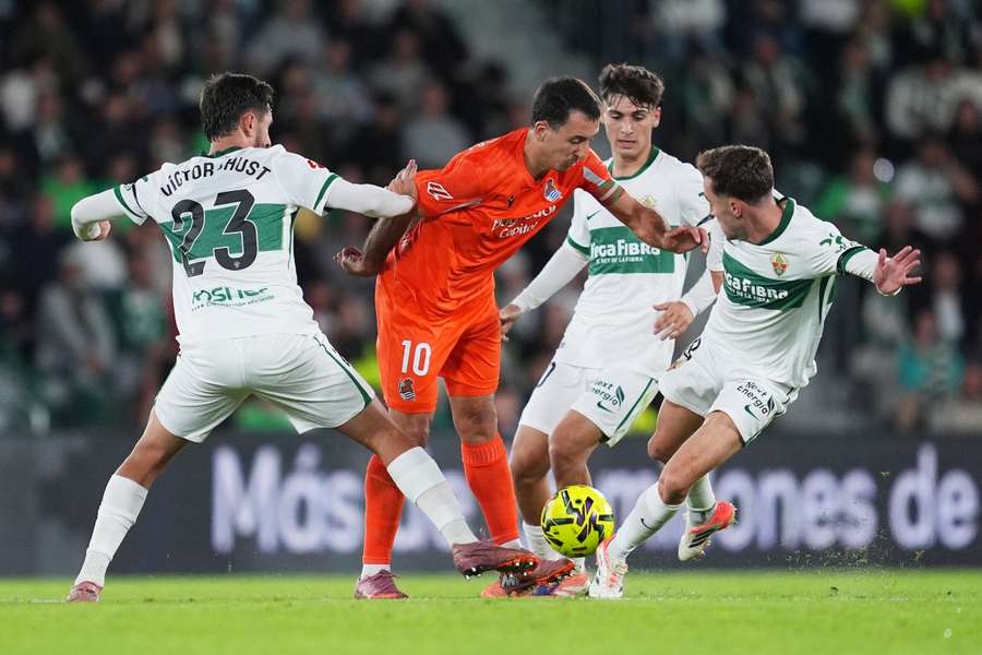 Mikel Oyarzábal rodeado de jugadores del Elche Mikel Oyarzábal rodeado de jugadores del Elche