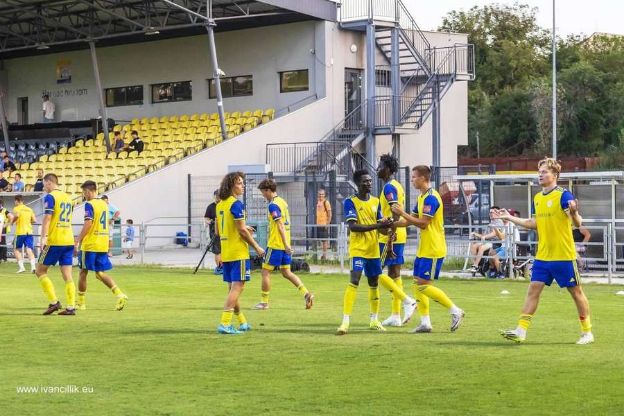 Futbalisti Pohronia udržali o jedného menej bod proti Púchovu.