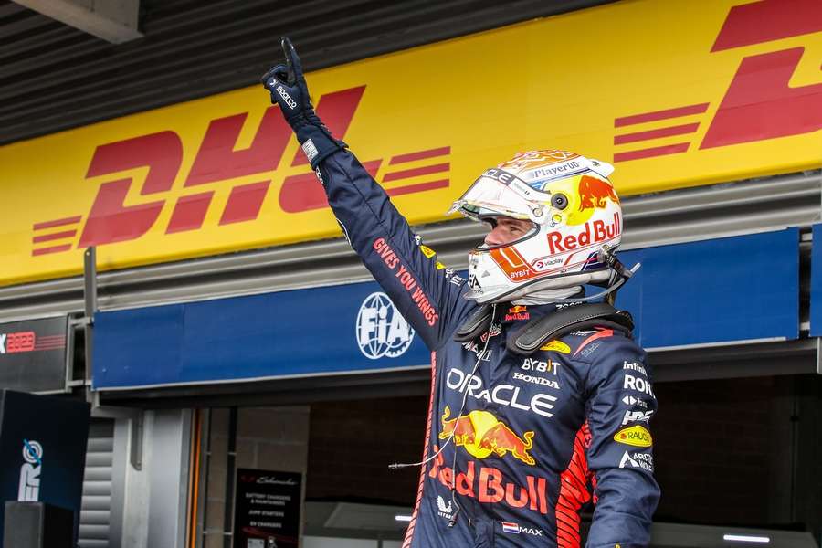 Max Verstappen comemorando sua enésima vitória na Fórmula 1
