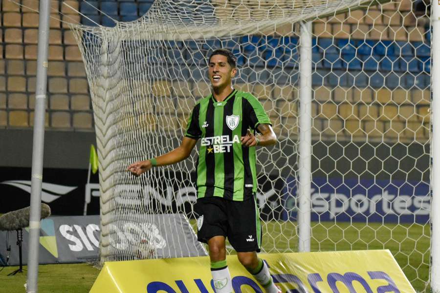 Breno tem mostrado qualidade na saída de bola com a camisa americana