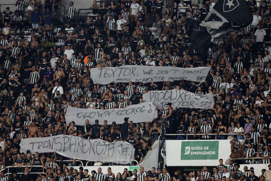 Aficionados de Botafogo protestan contra Textor en el Brasileirão