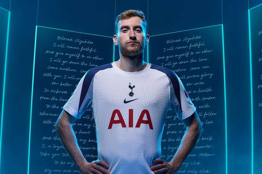 Dejan Kulusevski v novém domácím dresu Tottenhamu.