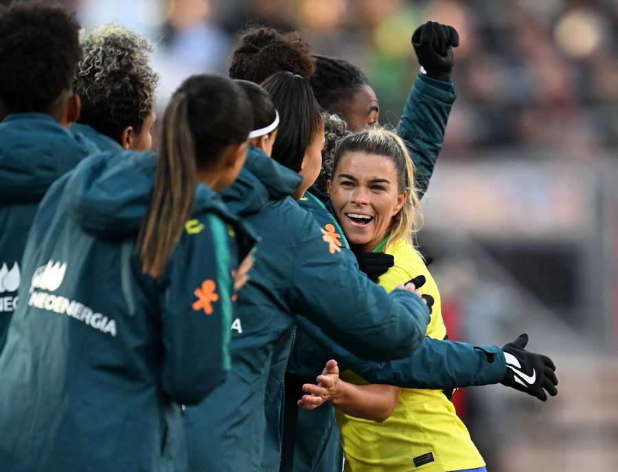 Tamires comemora com suas companheiras o primeiro gol da partida