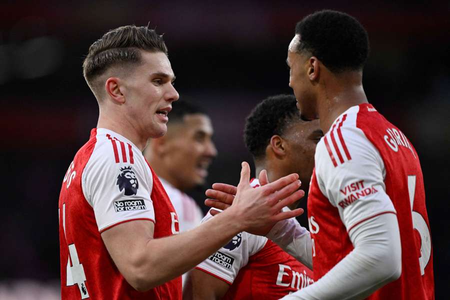 Gyökeres é cumprimentado por Gabriel Magalhães após marcar contra o Sunderland