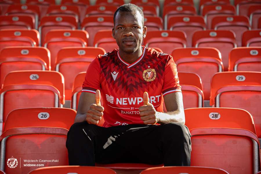 Oficjalnie: Senegalski napastnik Meissa Ba przechodzi z Schalke do Widzewa