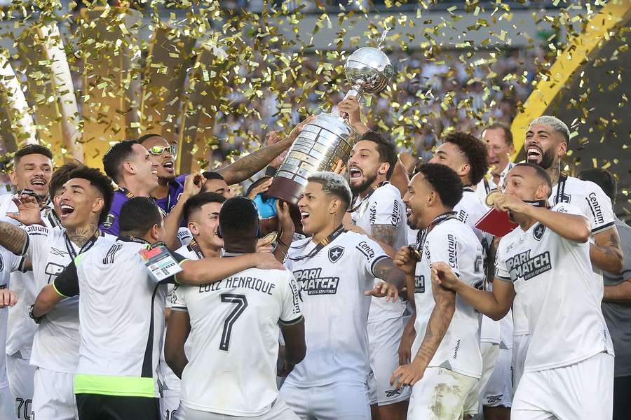 El Botafogo levanta el trofeo de la Copa Libertadores.