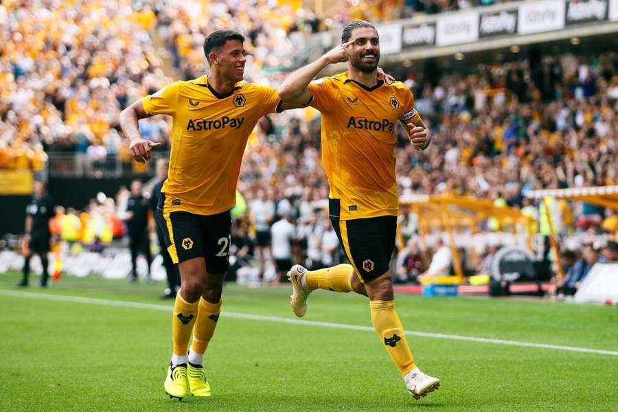 Ruben Neves celebra un gol con el Wolverhampton