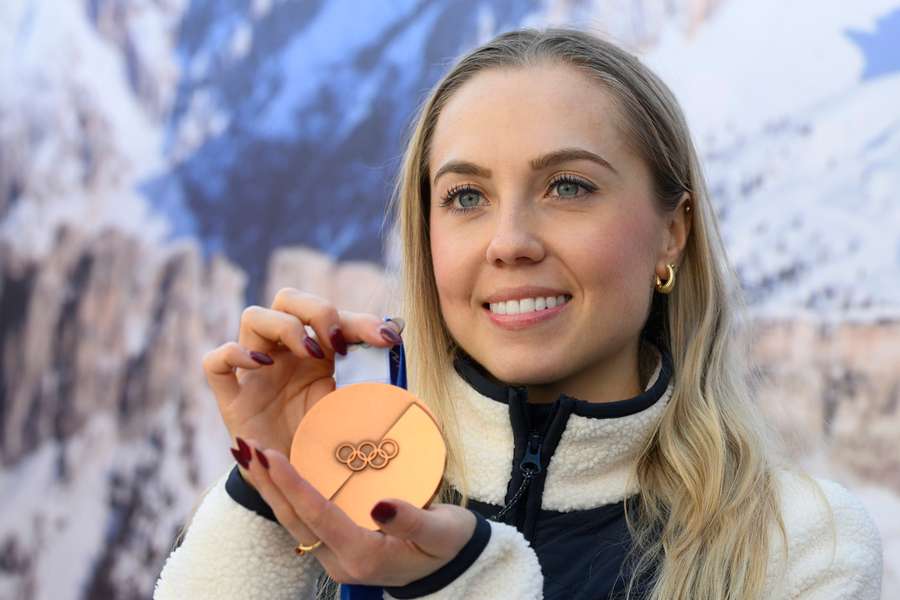 Tereza Voborníková s bronzovou medailí z OH 2026. Tereza Voborníková s bronzovou medailí z OH 2026.