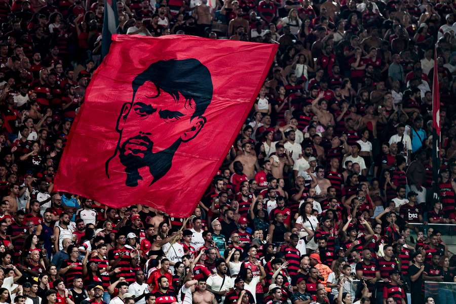 Paquetá foi recebido com festa no Maracanã, mas jogou mal