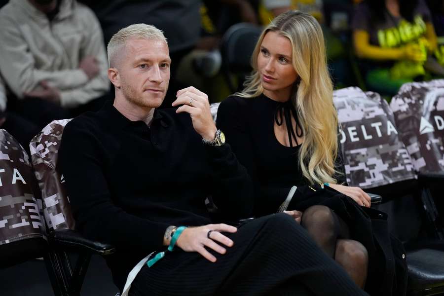 Marco Reus und seine Ehefrau bei einem NBA-Spiel zwischen den Lakers und Raptors.