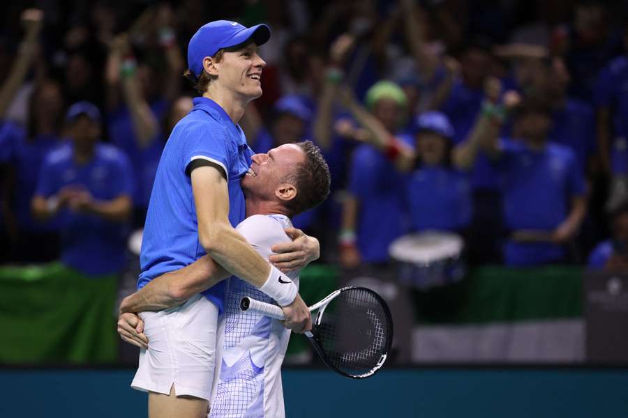 Jannik Sinner e Filippo Volandri dopo la vittoria della Coppa Davis