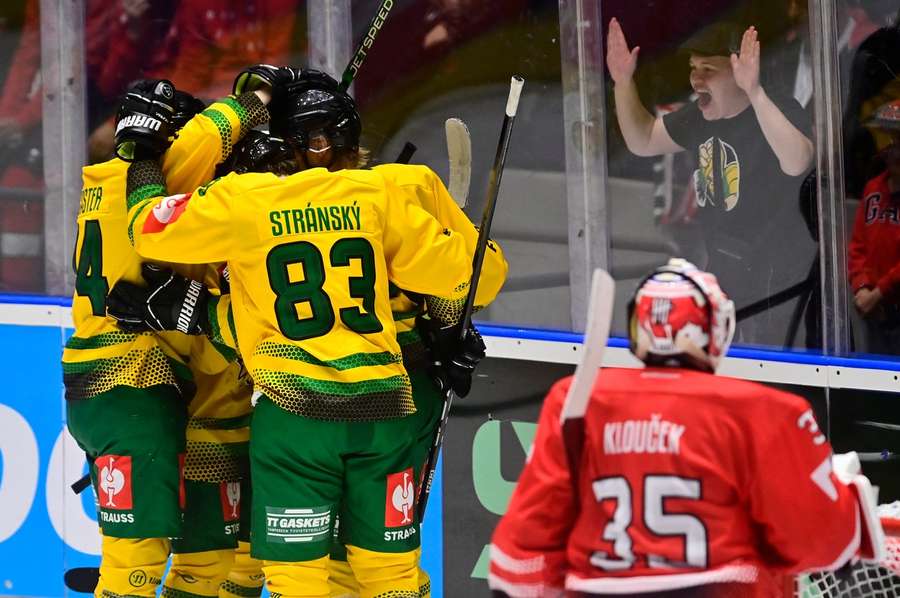 Hokejisté Ilvesu Tampere se radují z gólu do sítě Pardubic.