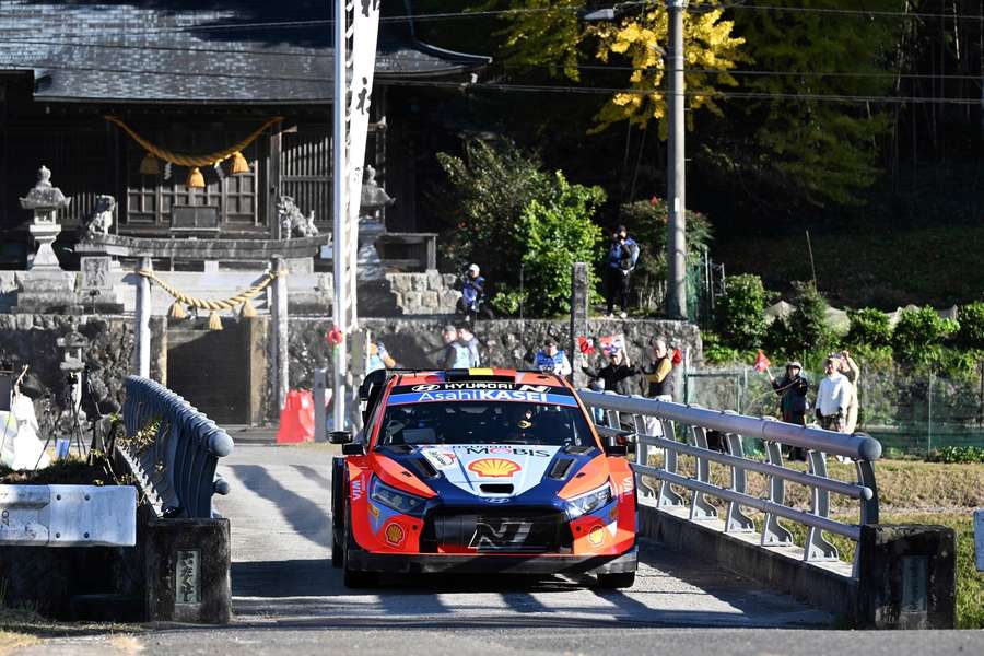Neuville je mistrem světa v rallye.
