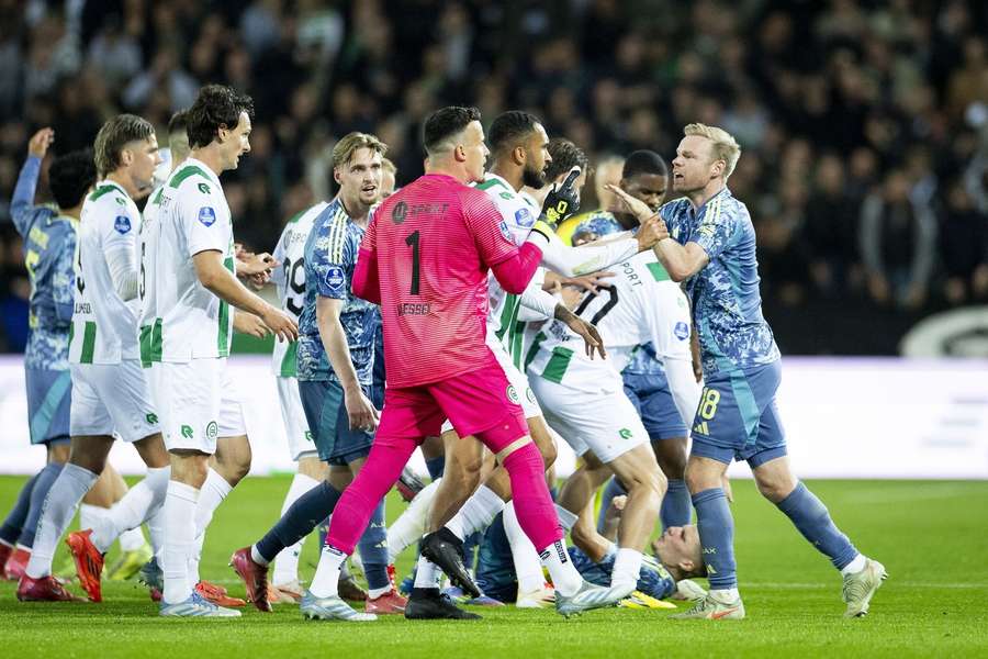 Etienne Vaessen getting into a scuffle after Luciano Valente's red card Etienne Vaessen getting into a scuffle after Luciano Valente's red card