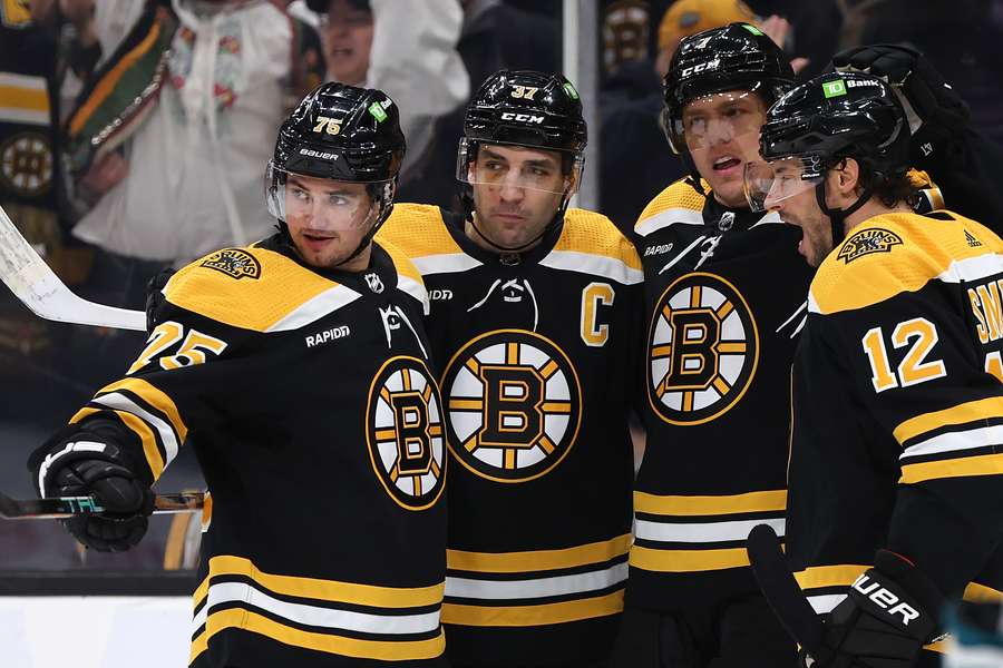 Boston Bruins świętujący trafienie przeciwko San Jose Sharks