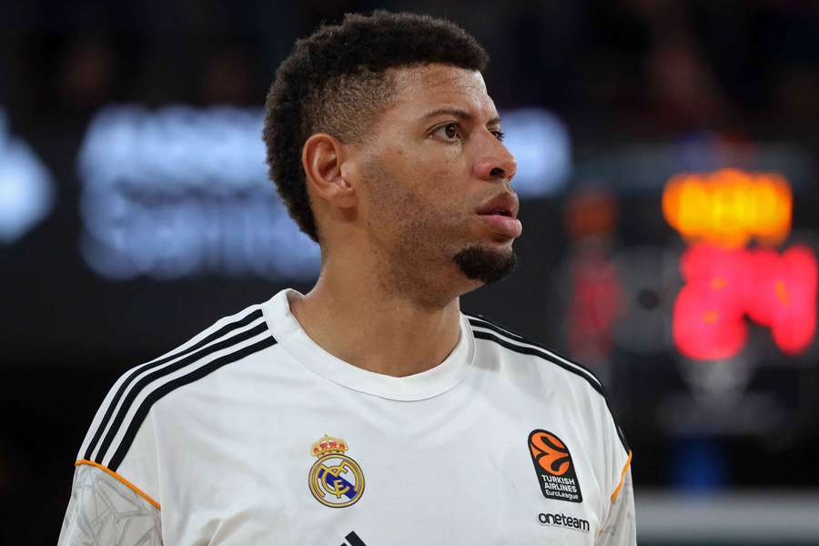 Edy Tavares firmó un partido completo en París.