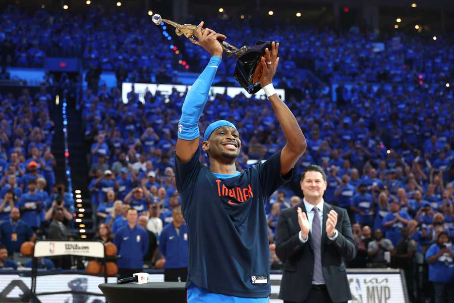Shai Gilgeous-Alexander recebe o troféu de jogador mais valioso da última temporada da NBA