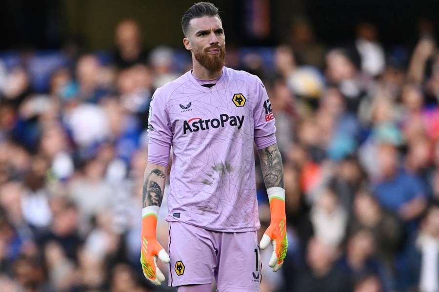 Wolves goalkeeper Sa playing with broken wrist Wolves goalkeeper Sa playing with broken wrist