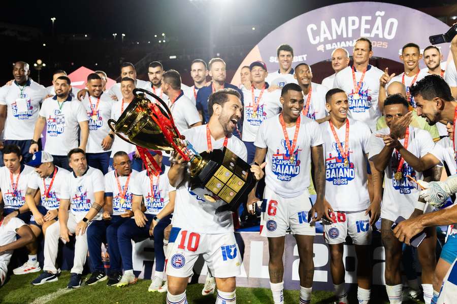 Everton Ribeiro com a taça de campeão baiano Everton Ribeiro com a taça de campeão baiano
