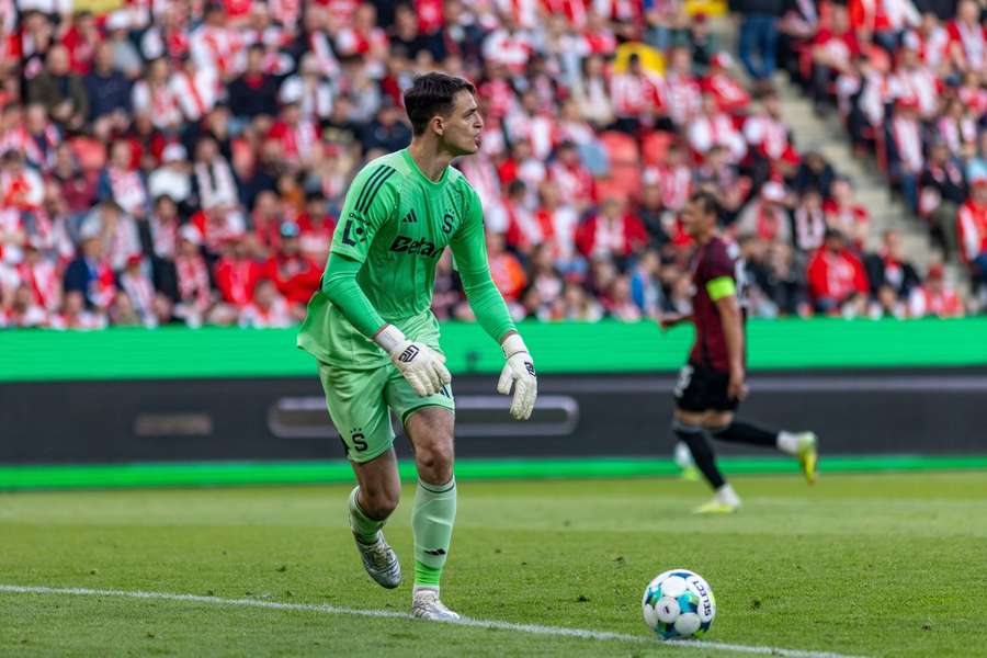 Sparťanský brankář Jakub Surovčík během derby na Slavii. Sparťanský brankář Jakub Surovčík během derby na Slavii.