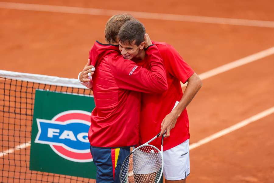Jódar abraza a Ferrer