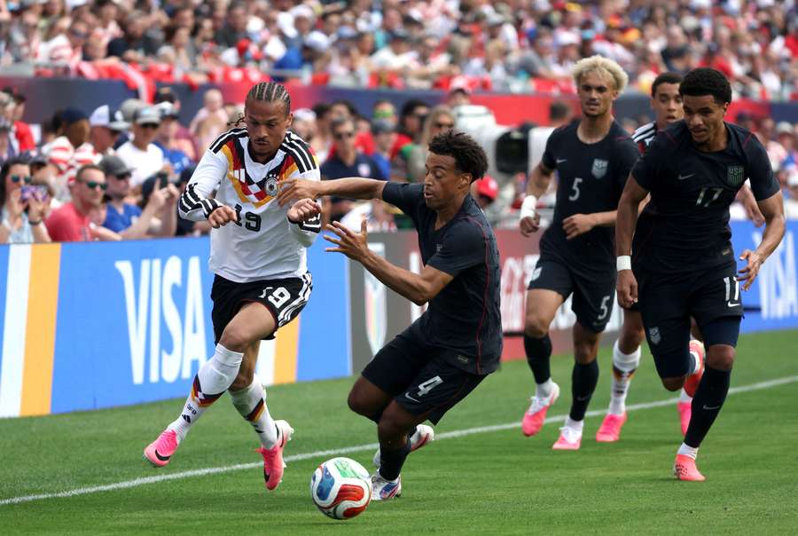 Leroy Sane, encarando a Tyler Adams