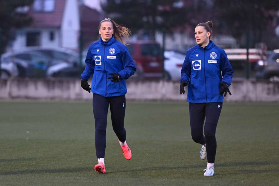 Morávková (vľavo) je hráčkou Slavie Praha.