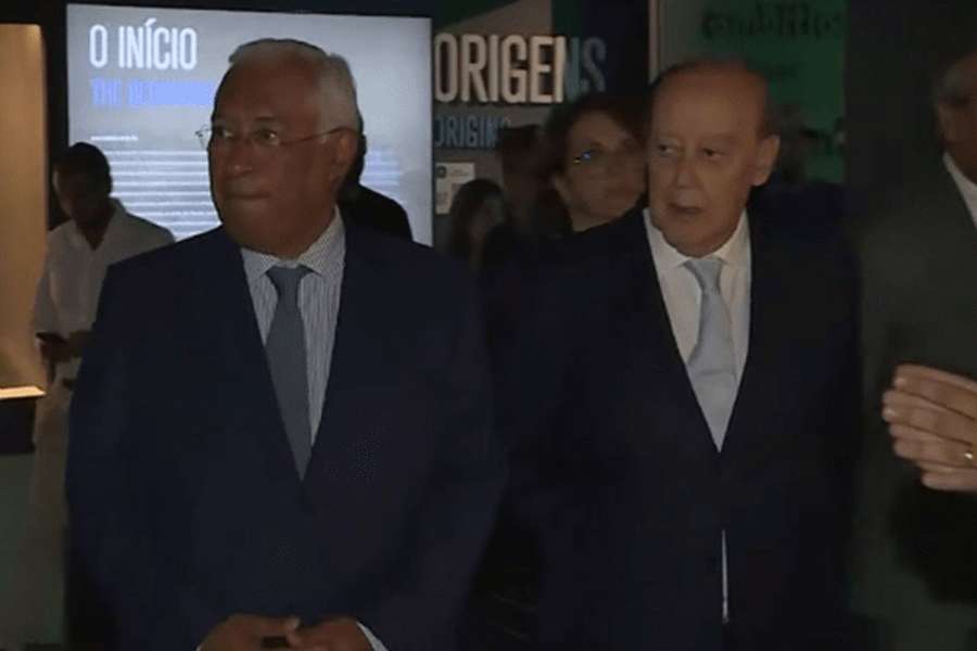 António Costa com Pinto da Costa na visita ao museu do FC Porto