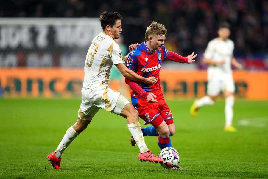 Pavel Šulc v souboji s Lukášem Sadílkem.