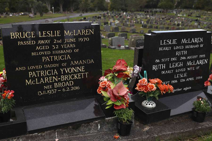 Nagrobki Bruce'a McLarena i jego ojca, Lesliego Nagrobki Bruce'a McLarena i jego ojca, Lesliego