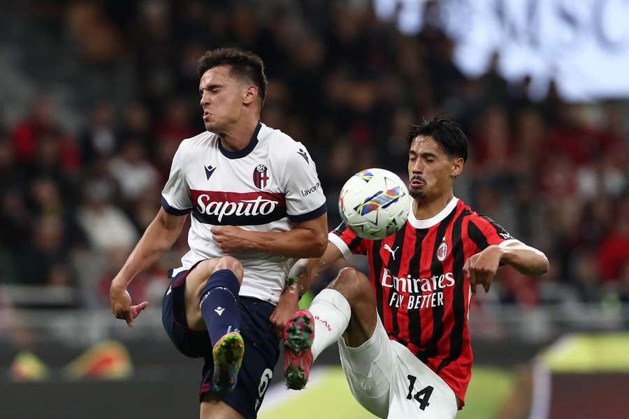 Moro y Reinjders luchan por el balón