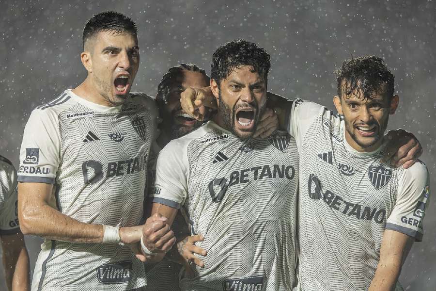 Hulk celebra gol ao lado de companheiros do Atlético-MG