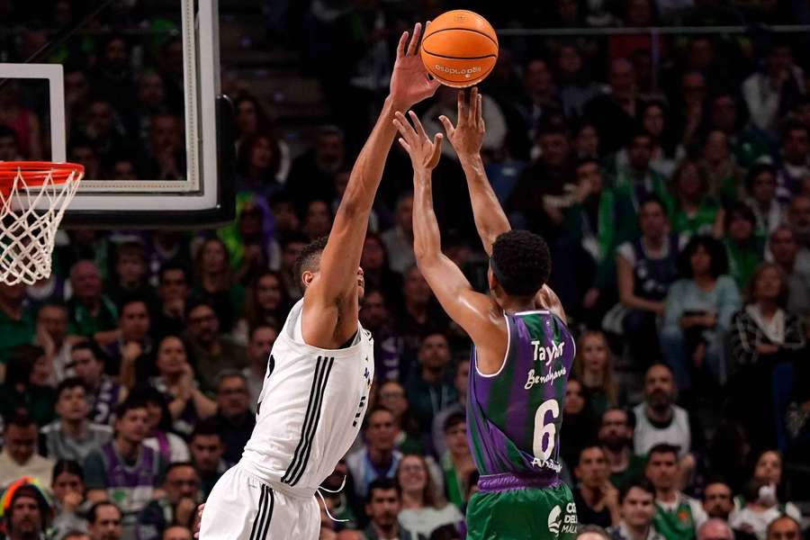 Tavares evita un triple de Kameron Taylor