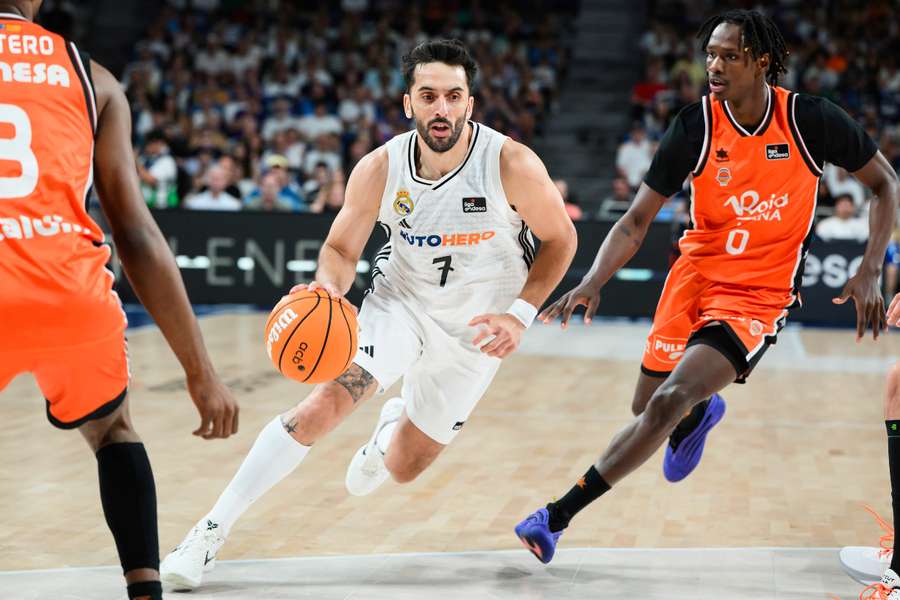 Facu Campazzo, ante Brancou Badio y Jean Montero