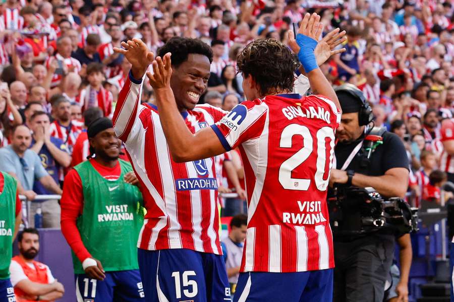 Real po porážce v madridském derby uvolnl druhé místo Atlétiku. Huijsen byl vyloučen