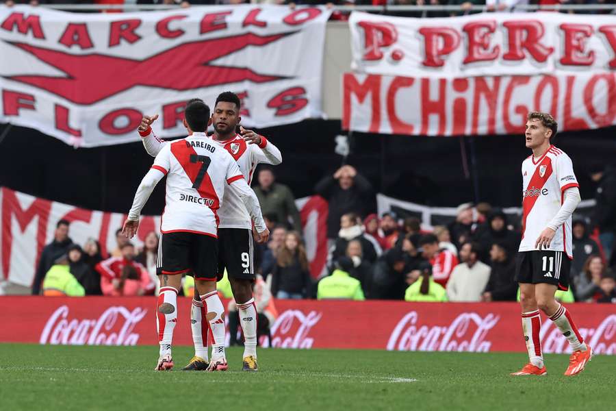 Los jugadores de River Plate celebran un gol.