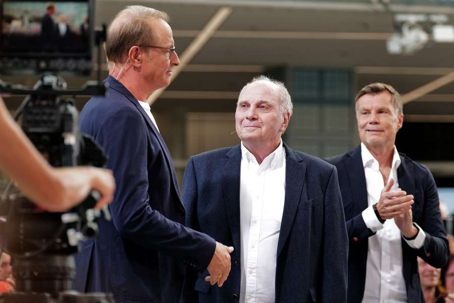 Uli Hoeness (centro) en Sport1-Doppelpass