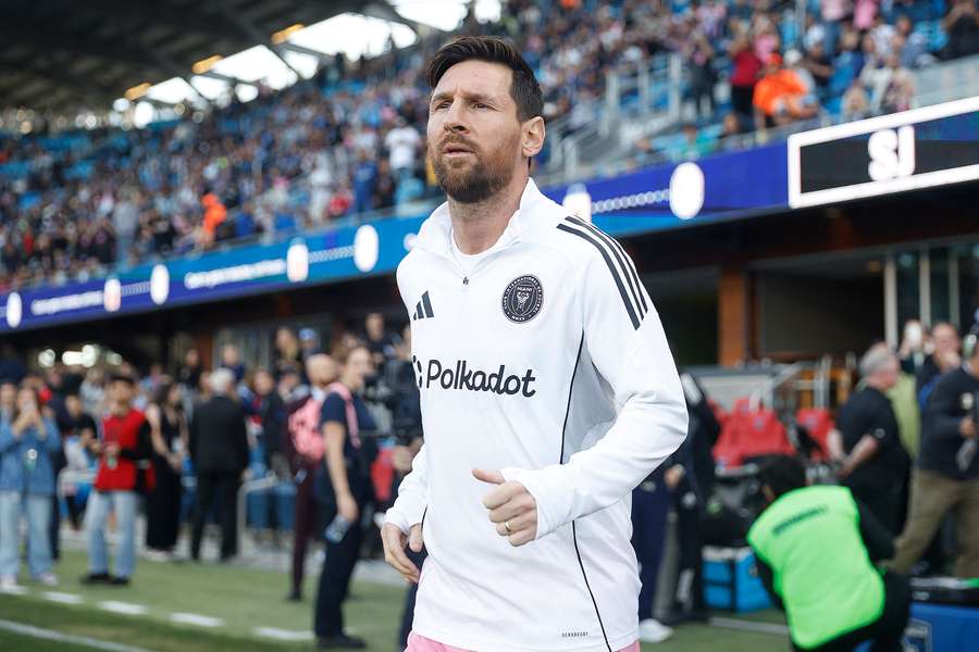 Messi sale a calentar