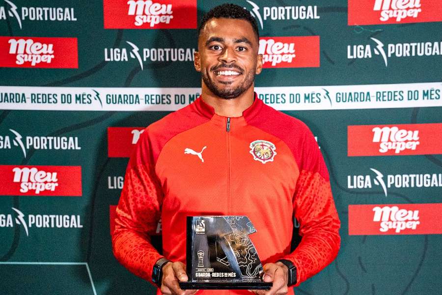 Samu Silva com o prémio de melhor guarda-redes de agosto