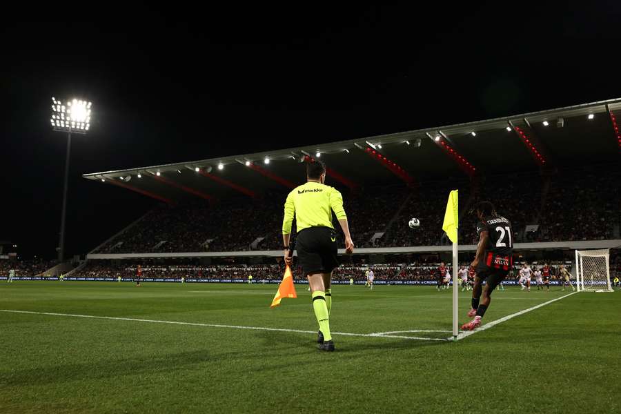 Samuel Chukwueze, do Milan, bate escanteio em amistoso no HBF Park