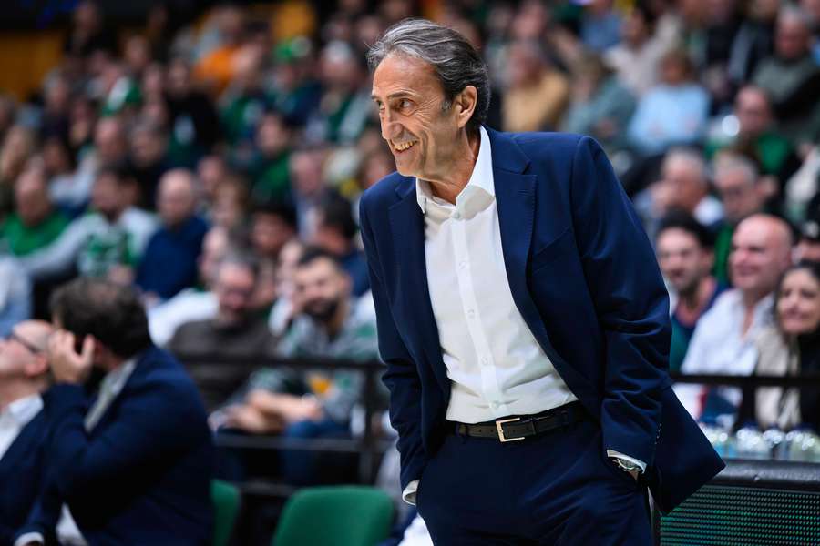 Casimiro sonríe en el banquillo del Breogán