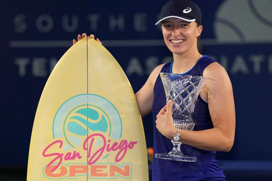 Iga Swiatek com o troféu do 1º torneio da WTA disputado em San Diego em 7 anos