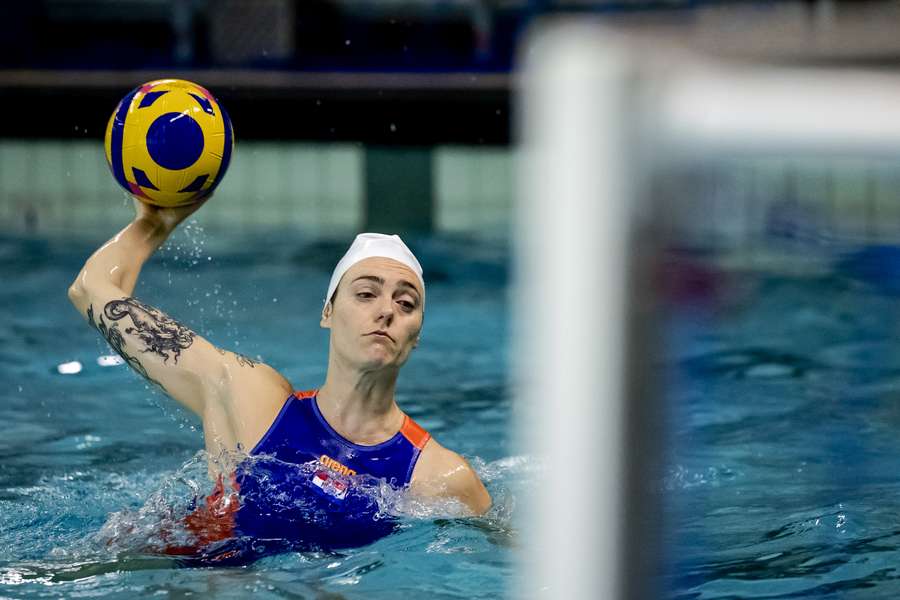 Sabrina van der Sloot tijdens de training van de Nederlandse waterpolosters ter voorbereiding van het WK 