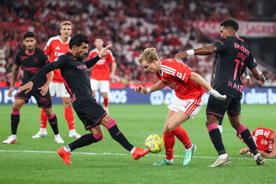 Ricardo Esgaio perante Schjelderup no Benfica-Gil Vicente Ricardo Esgaio perante Schjelderup no Benfica-Gil Vicente