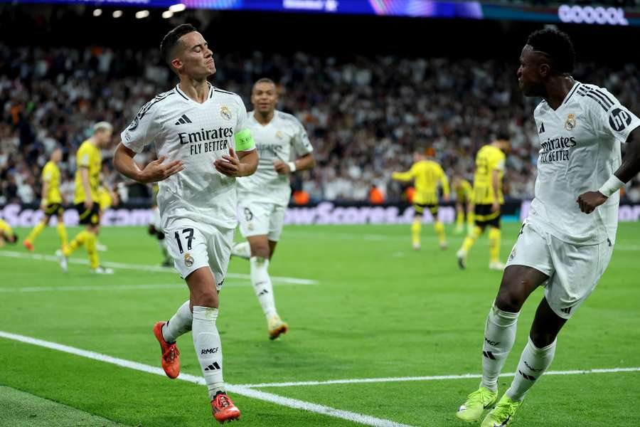 Lucas Vázquez celebra con Vinicius el 3-2