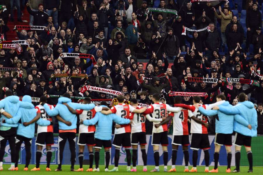 Feyenoord heeft na ruime zege op Utrecht titel voor het grijpen