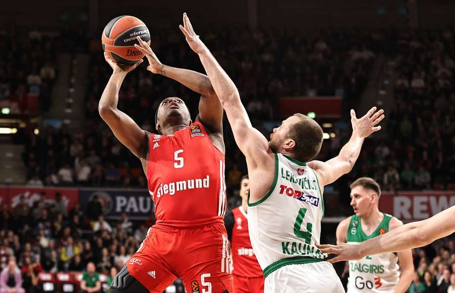 Lukas Lekavicius (Zalgiris Kaunas, 4) blockt Cassius Winston (Bayern Basketball, 5)