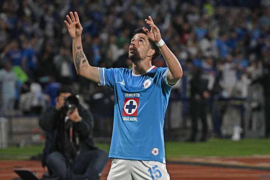 Ignacio Rivero celebra un gol con el Cruz Azul ante el Club León