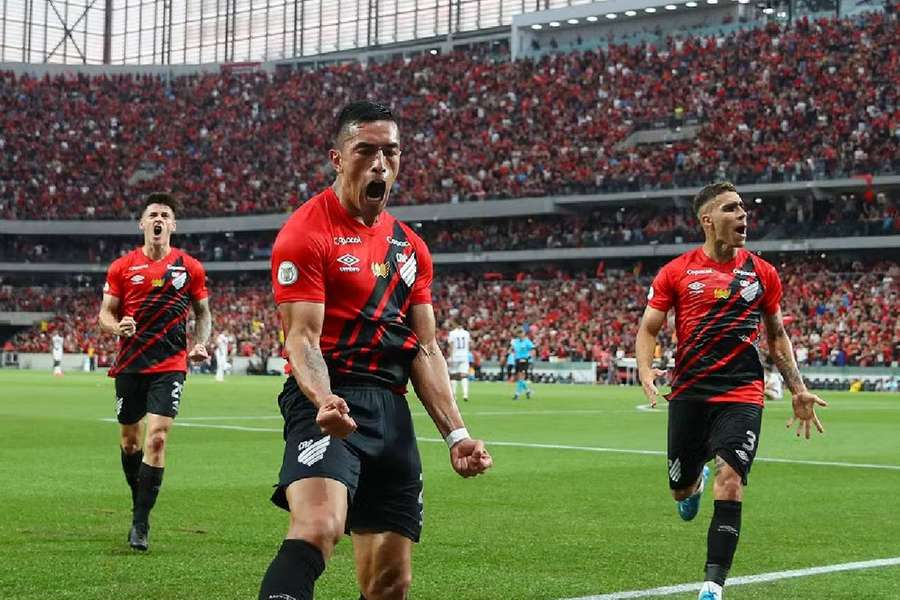 Jugadores del Athletico Paranaense celebrando un gol